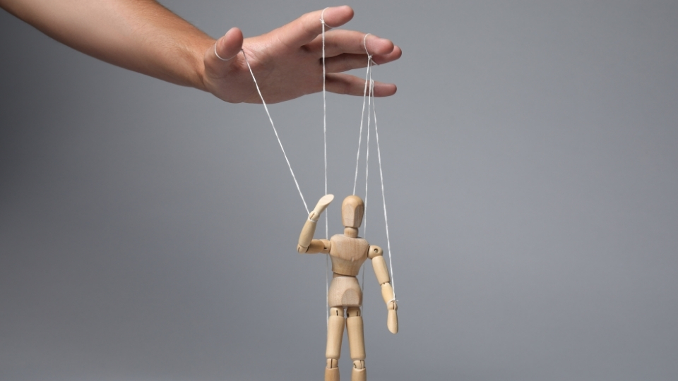 M3-U2-L3-A imagem de uma marioneta com cordas