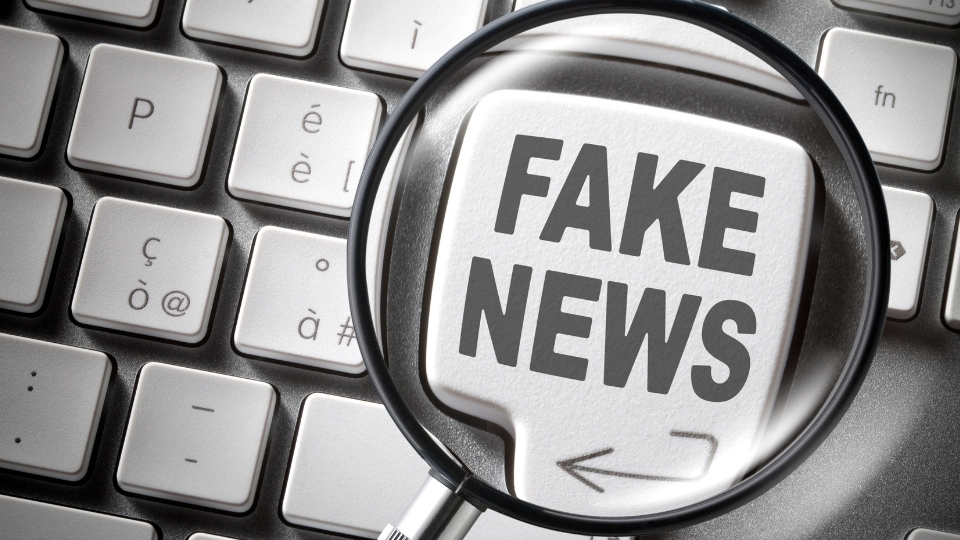 M3-U3-L4-D Imagem com o texto 'Fake News'